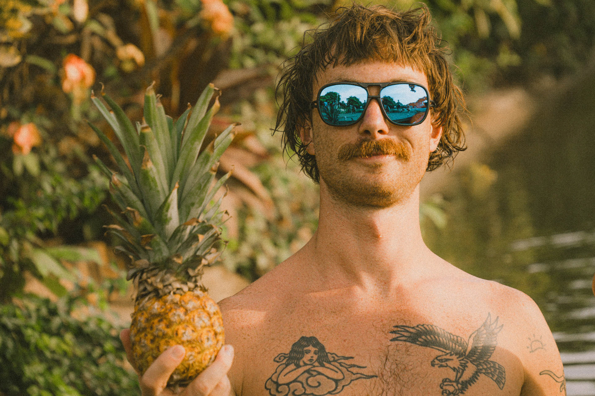 リフレドーム Ombraz Releases Blue Mirrored Optics Across its Armless Sunglasses